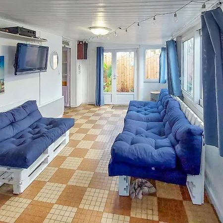 4 Bedroom Lovely In L Aiguillon Sur Mer بيت للعطل